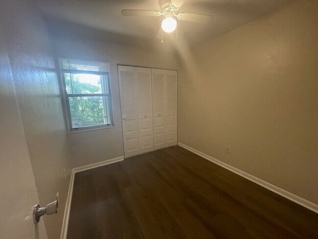 Building Photo - 3/2.5 Recently updated townhouse close to ...