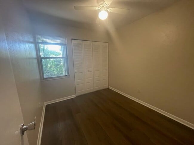Building Photo - Updated 3 bed / 2.5 bath Townhome in Prime Gainesville Location