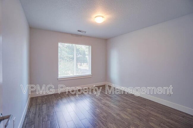 Building Photo - 10703 NE 70th St
