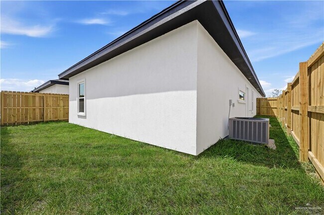 Building Photo - 12 Rosewood Ln