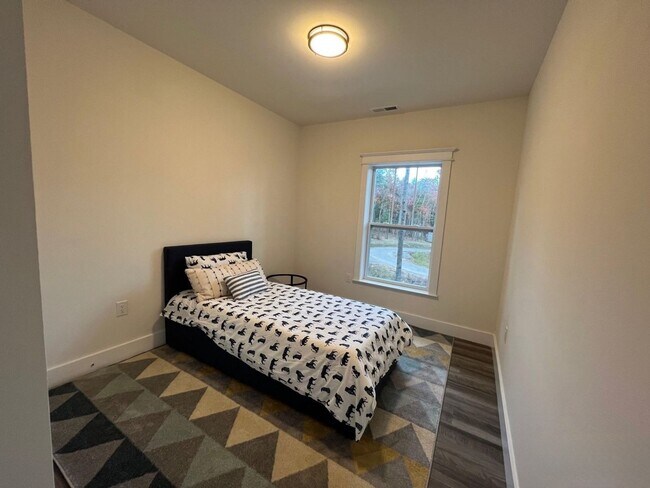 Building Photo - FURNISHED - 12-Month Lease - Farmhouse-Sty...