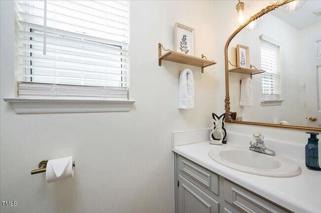 Building Photo - 3 Bedroom Home in Heart of Raleigh!