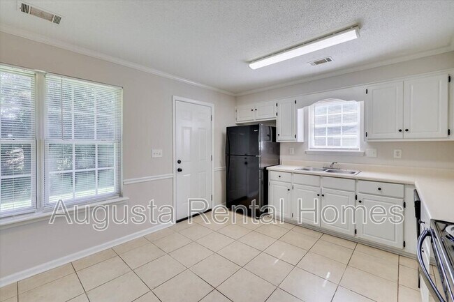 Building Photo - 2811 Bennington Dr