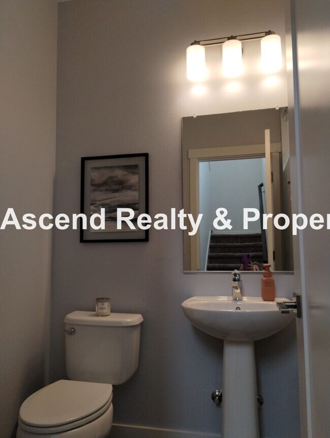 Building Photo - Like New 4 Bed Beauty Full Bed & Bath on Main Next to Commonwealth Lake & Minutes to Cedar Hills ...