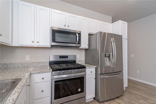 Building Photo - Beautiful Townhome in Lakewood