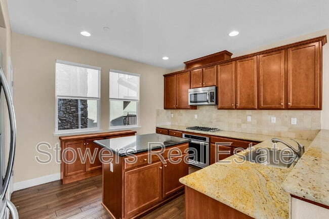 Building Photo - 718 El Paseo Cir