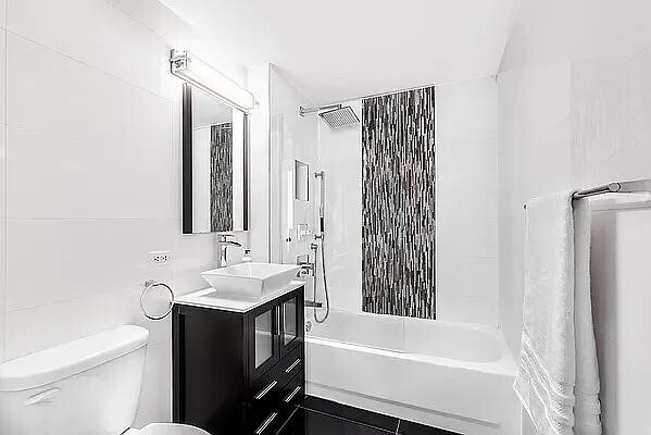 Building Photo - 520 W 23 St