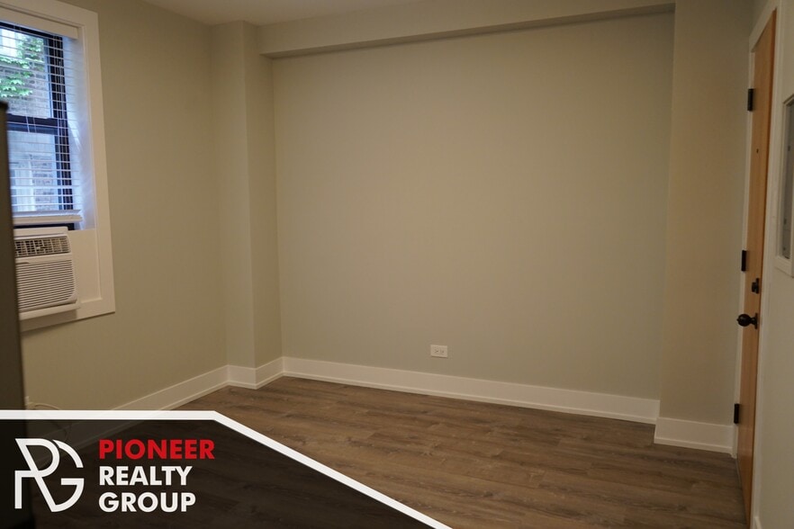 Building Photo - 515 W Belmont Ave