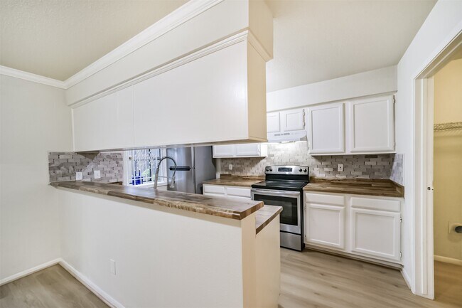 Building Photo - 5917 Fairdale Ln