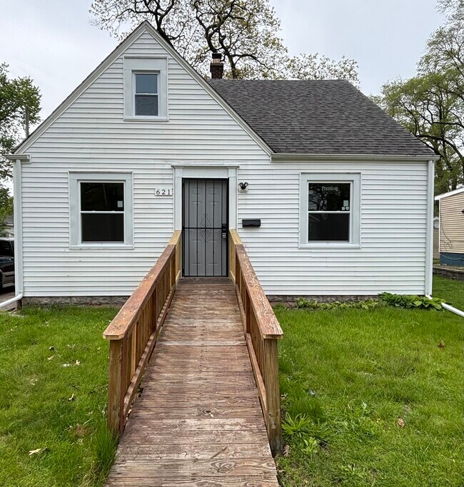 Building Photo - 621 W 44th Pl