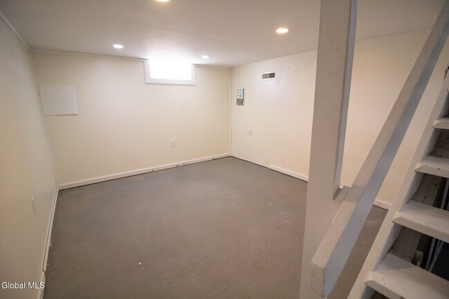 Building Photo - 16 Swayze Dr