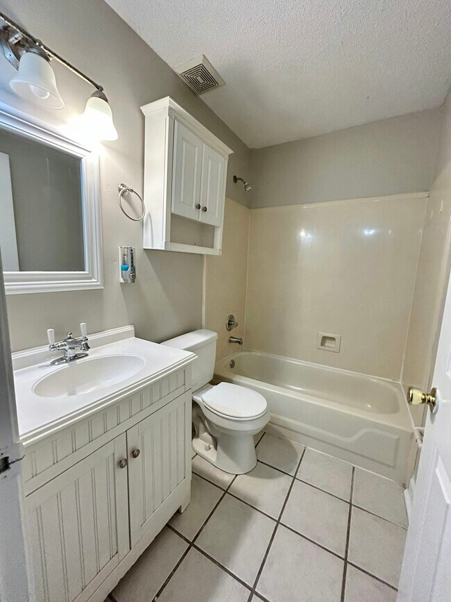 Building Photo - 1117 Dove Hollow Cir W