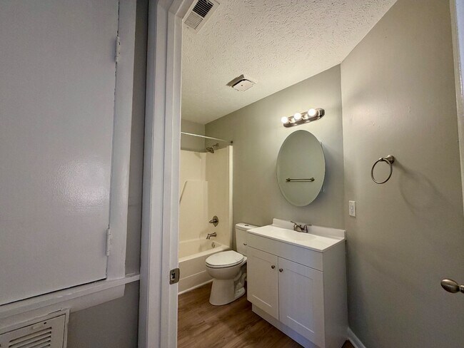 Building Photo - 1128 Southwood Dr