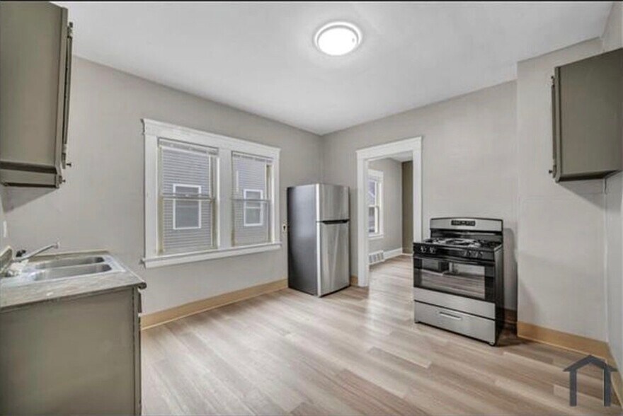 Building Photo - 2807 E 124th St