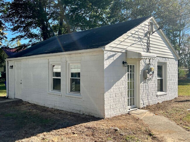 Primary Photo - One bedroom, 1 bath house in Mebane