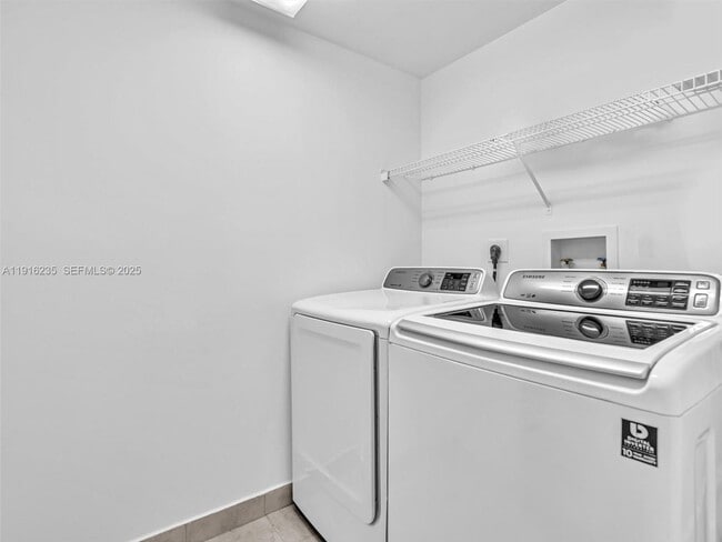 Building Photo - 3370 Hidden Bay Dr