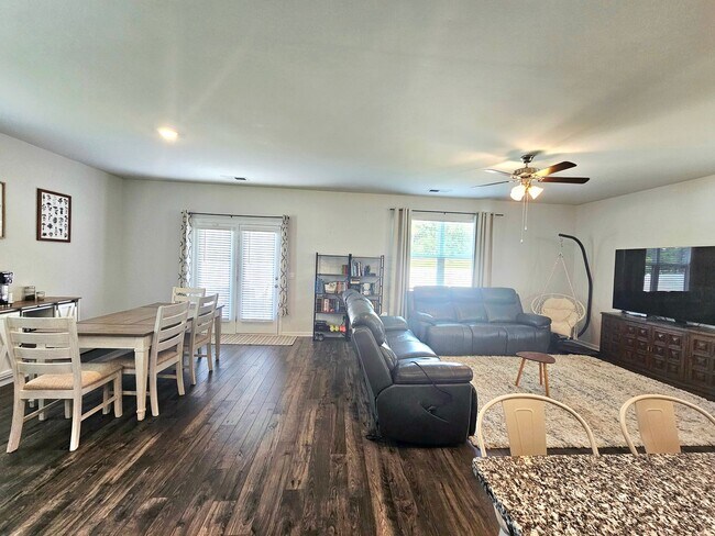 Building Photo - Beautiful Home 4 Bedroom 2.5 Bath