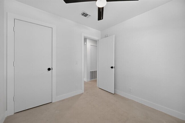 Building Photo - 14511 Oliphant St
