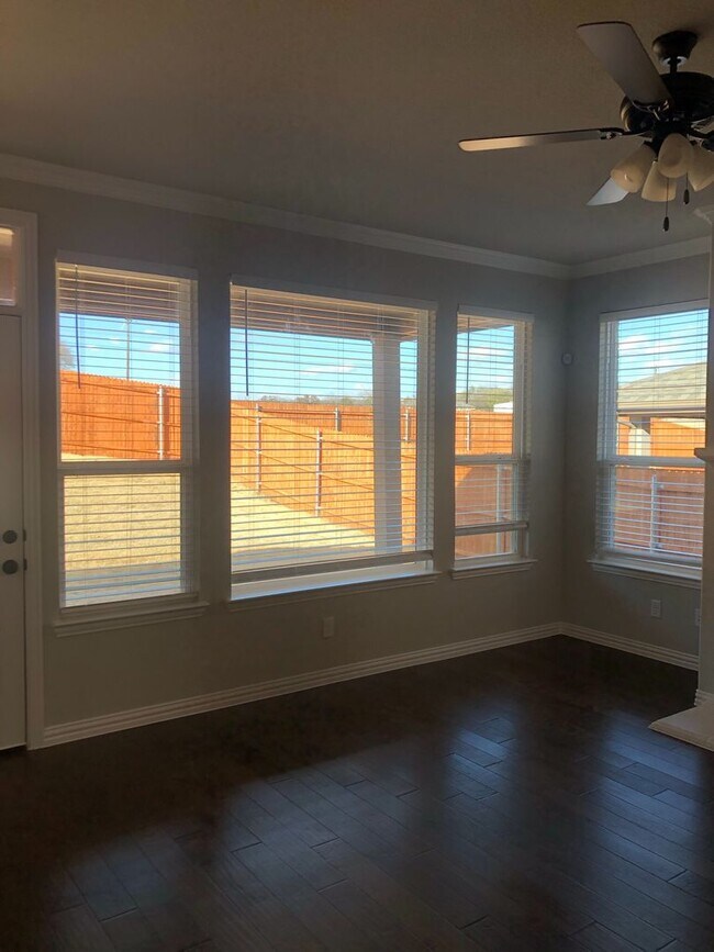 Building Photo - Ranch-Style 3 Bedroom/2bath w Designated O...