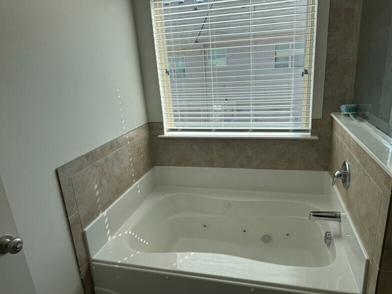 Spa Tub - 7619 Bucknell Ter
