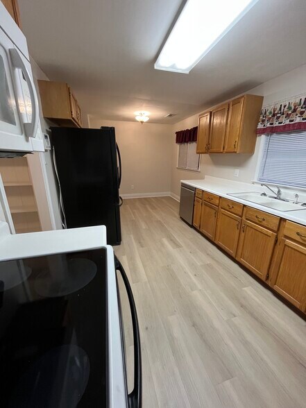 Kitchen - 13400 Oakwood Drive