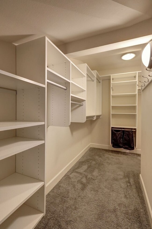 Building Photo - Grand 4 bedroom /2.5-bathroom Townhome w/ Sweeping Views of Lake Union & Cascades!