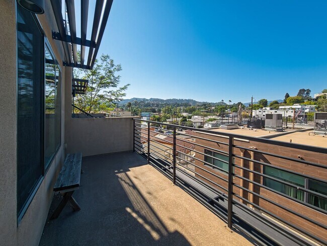 Building Photo - Luxury Townhome Centrally Located in Silver Lake!