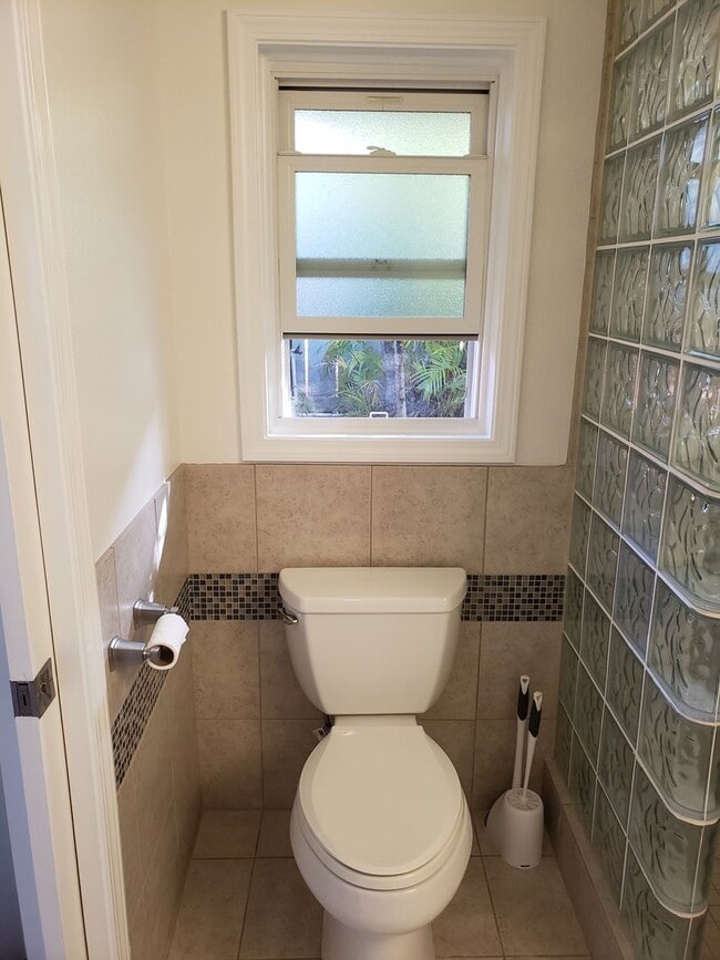 Building Photo - Private 1 bed 1 bath Windward Oahu