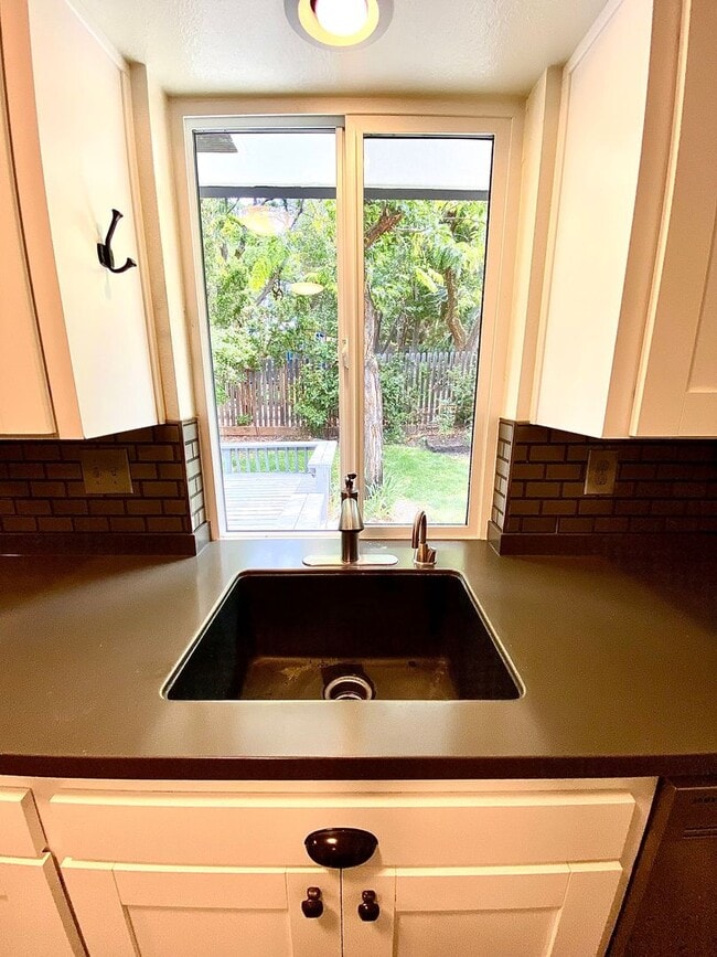 Building Photo - Lovely Highlands Home w/a View Available 7...
