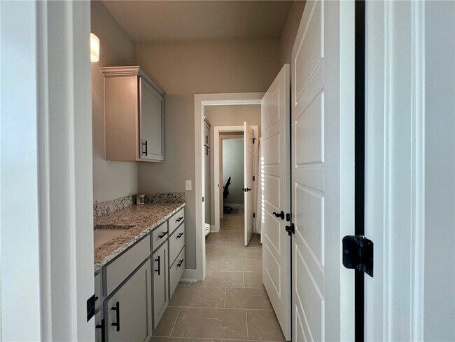 Building Photo - 1720 W Broadway Pl