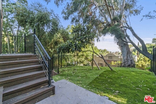 Building Photo - 2315 Loma Vista Pl