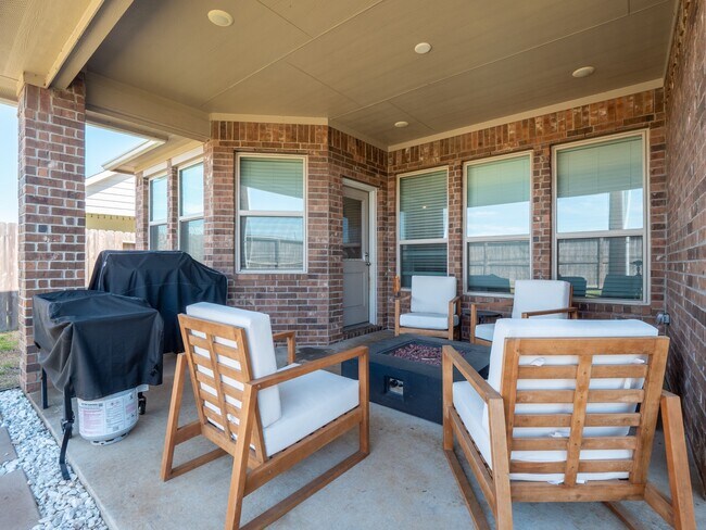 Building Photo - 16431 Elkcreek Dr