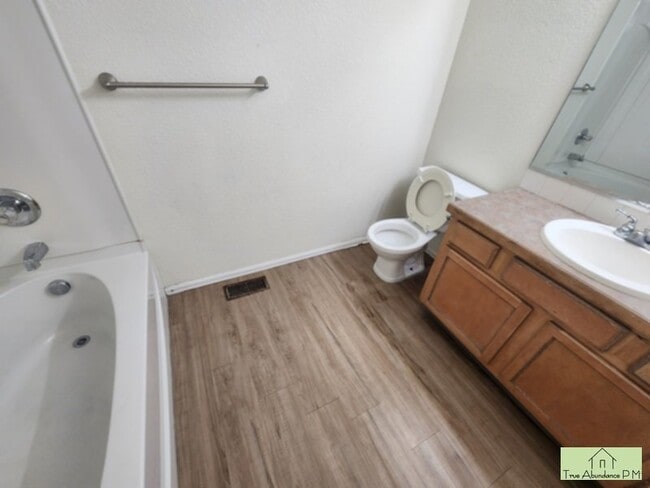 Building Photo - Nice &amp; Spacious 4 Bedroom Home