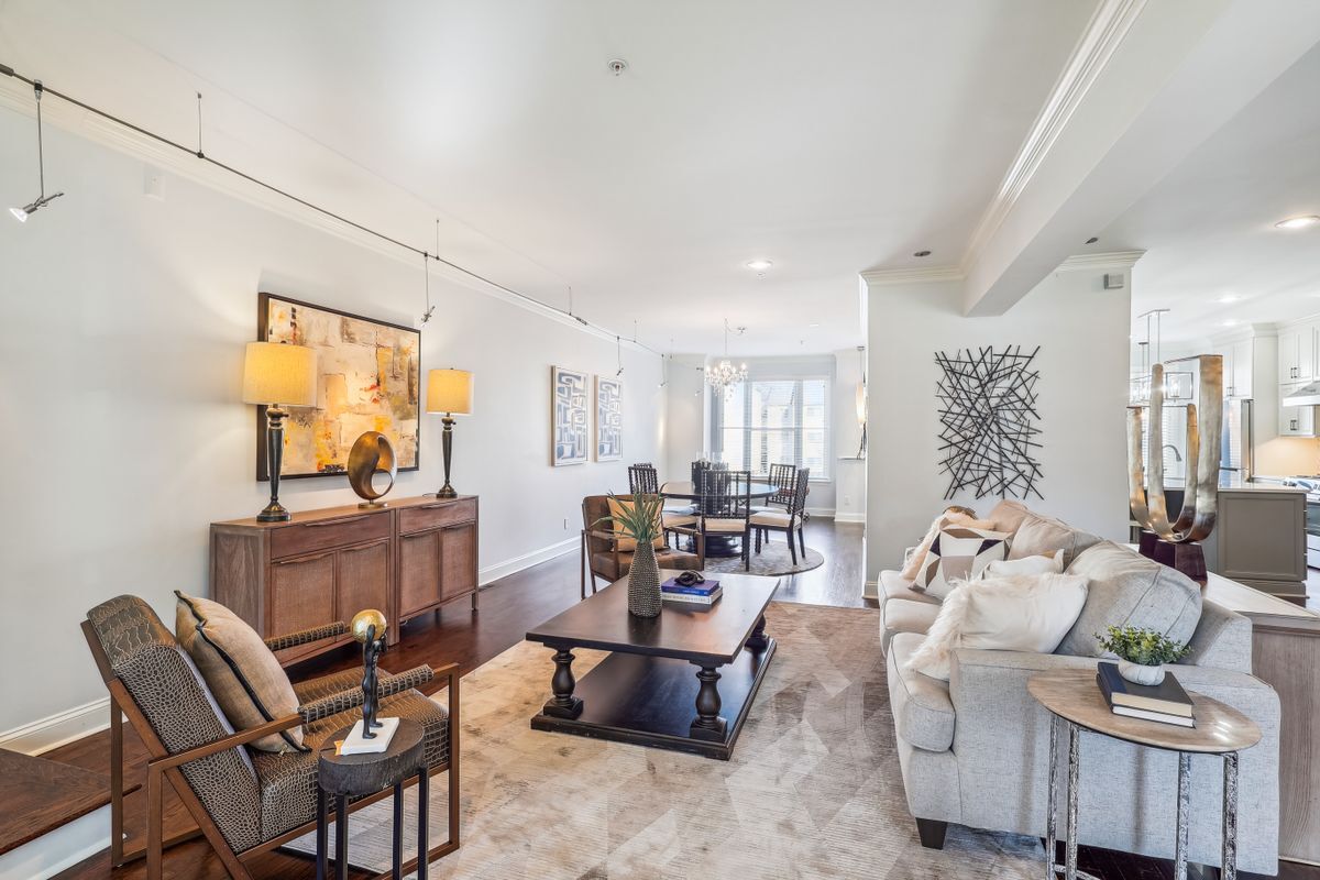 Building Photo - 337 W 7th St