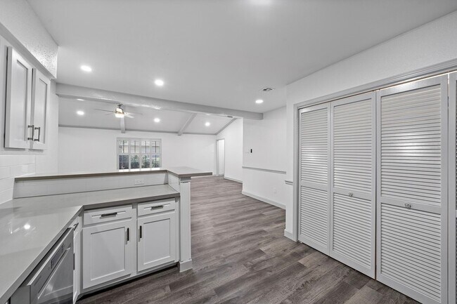 Building Photo - 1714 Huge Oaks St