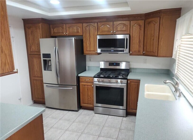 Building Photo - 1955 Silver Oak Way