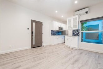 Building Photo - 305 Main St