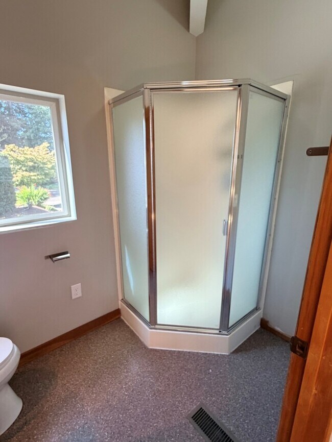 Building Photo - Spacious Home with Office, Studio, Workshop - Endless Possibilities!