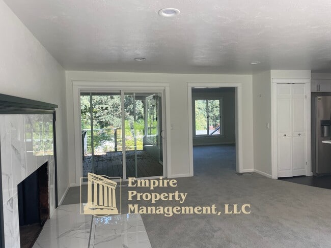Building Photo - 2022 Floral Hill Dr