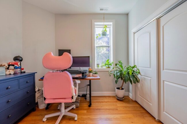 Building Photo - 2056 N Damen Ave