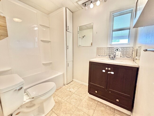 Building Photo - Unfurnished 2 Bedroom Manufactured Home in Barefoot Bay Available Now!