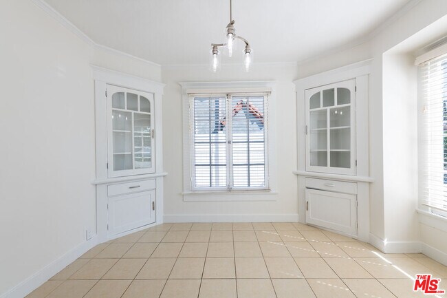 Building Photo - 319 S Orange Dr