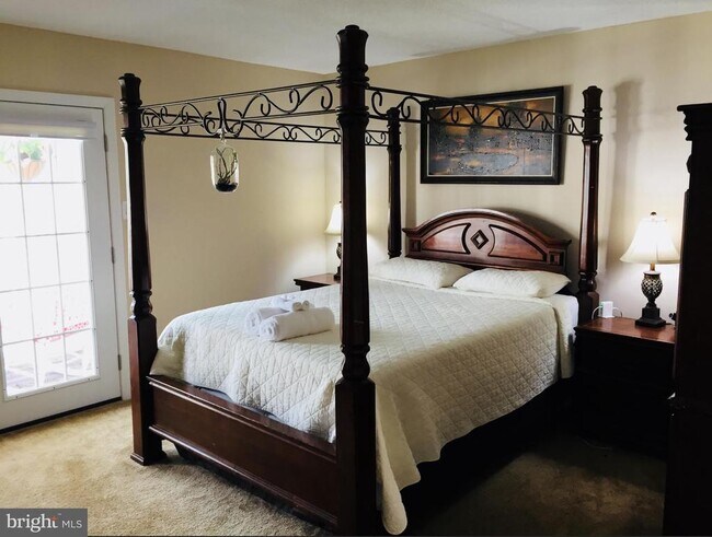 Building Photo - 10 Caravel Ct