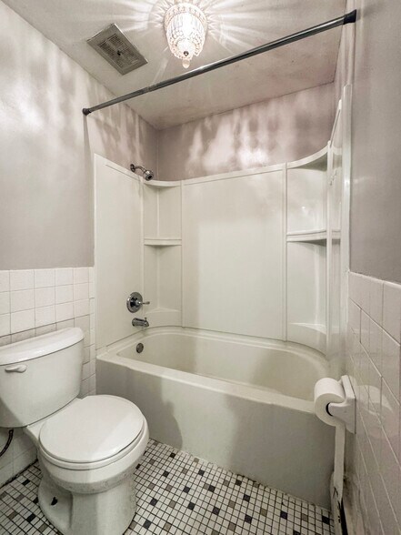 Building Photo - 1405 E 40th St