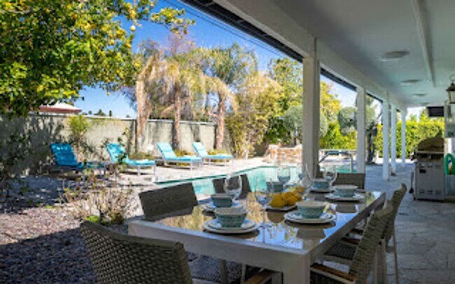 Building Photo - Racquet Club West, FURNISHED, Seasonal OR Long Term