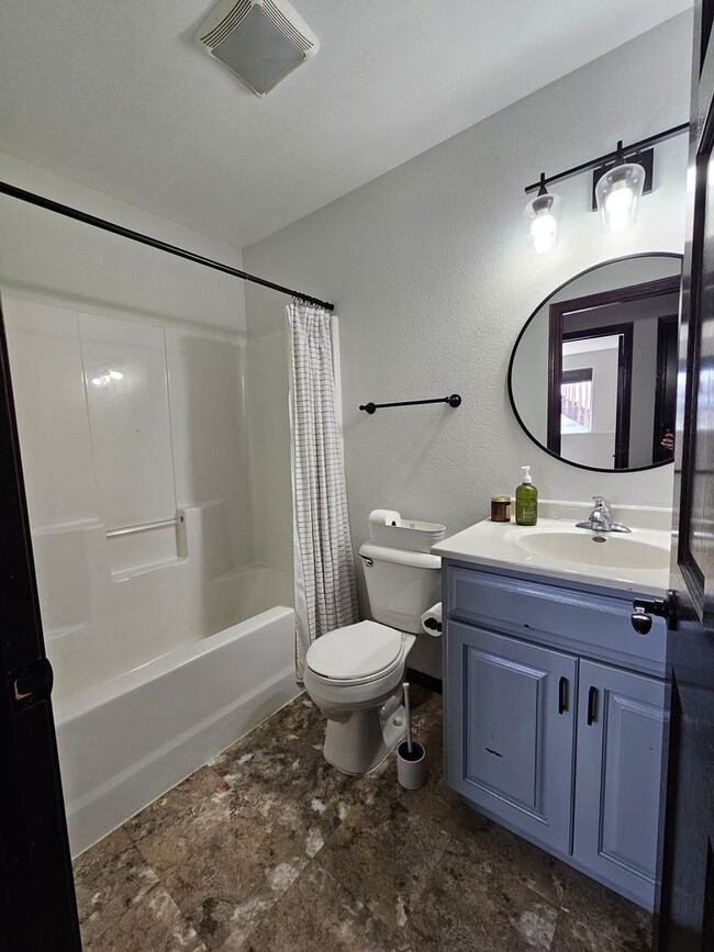 Building Photo - 4 BED | 3 BATH | SPLIT-FOYER HOME | DOUBLE...