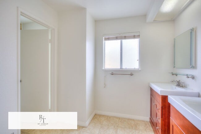 Building Photo - Freshly painted and featuring brand new 2nd-floor flooring 3 Bedrooms, 2.5 Bathroom in Baldwin Park