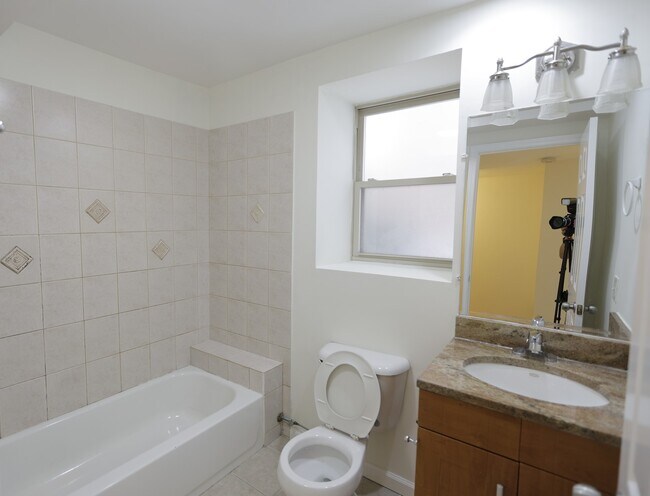 Building Photo - 1223 E 52nd St