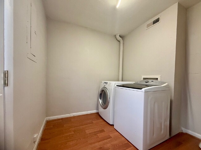 Building Photo - Charming 3-Bedroom Townhome with Fenced Yard