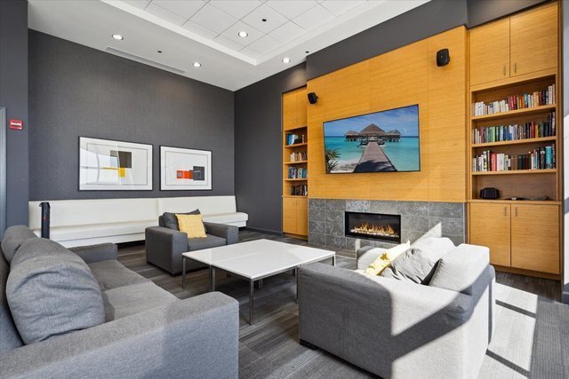 Building Photo - 1901 S Calumet Ave